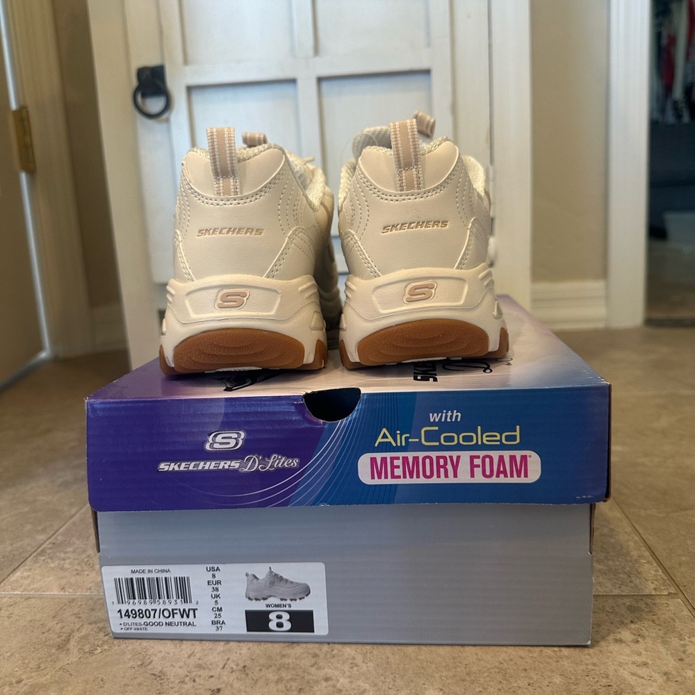 Skechers women’s Cream D’Lites size 8 shoes Brand New with memory foam air cool